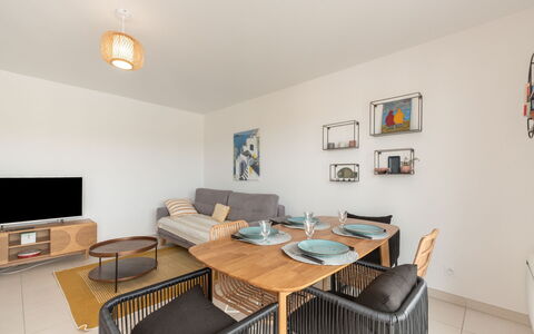 Eden Riviera: Möbel, Eigentum, Tabelle, Bilderrahmen, Holz, Interior Design, Couch, Stuhl, Orange, Wohnzimmer