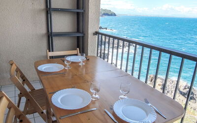 Collioure 400: Wasser, Tabelle, Geschirr, Eigentum, Himmel, Möbel, Gebäude, Fenster, Blau, Stuhl