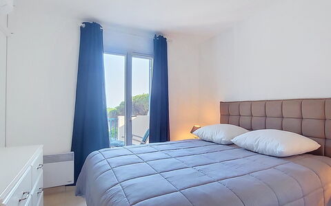 Les Grenadines: Bett, Möbel, Schlafzimmer, Bedding, Bettdecke, Interior Design, Linens, Zimmer, Fussboden, Beleuchtung