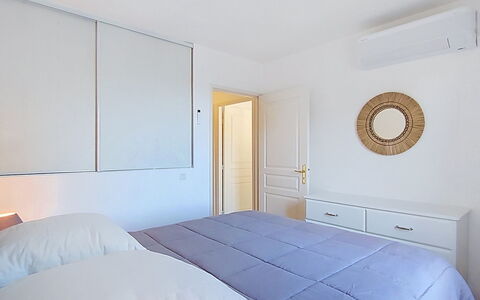Les Grenadines: Möbel, Bett, Interior Design, Schlafzimmer, Wand, Fussboden, Flooring, Bedding, Holz, Bettdecke