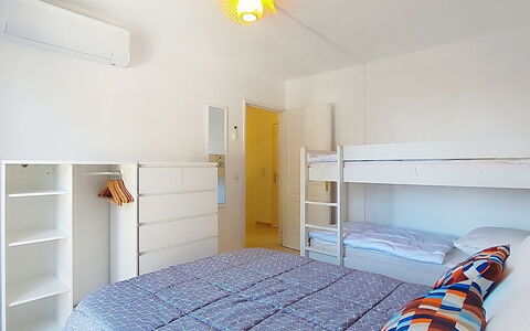 Les Grenadines: Interior Design, Flooring, Fussboden, Möbel, Decke, Holz, Schlafzimmer, Bett, Zimmer, Wohnung