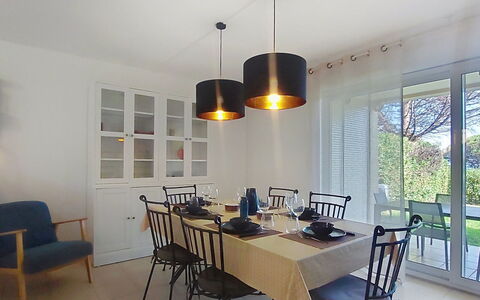 Les Grenadines: Möbel, Interior Design, Light Fixture, Leuchter, Stuhl, Esszimmer, Decke, Holz, Flooring, Tabelle