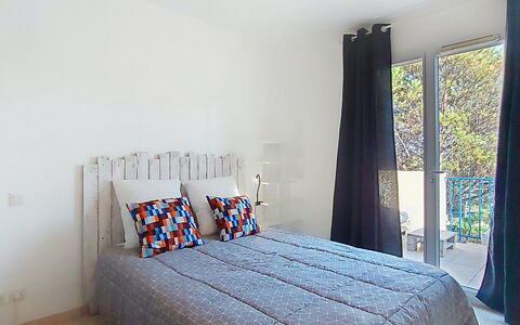 Les Grenadines: Bett, Möbel, Bedding, Schlafzimmer, Bettdecke, Interior Design, Linens, Dekokissen, Textil, Fussboden