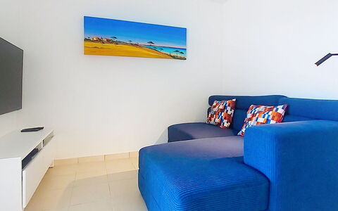 Les Grenadines: Blau, Möbel, Wohnung, Fussboden, Couch, Wohnzimmer, Schlafsofa, Armlehne, Kaffetisch