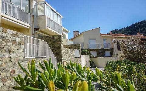 Les Batteries: Eigentum, Vegetation, Haus, Wohngebiet, Grundeigentum, Die Architektur, Gebäude, Zuhause, Nachbarschaft, Botanik