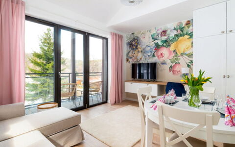 Karpatia: Möbel, Pflanze, Tabelle, Fenster, Blumentopf, Holz, Gebäude, Wohnzimmer, Couch, Zimmerpflanze