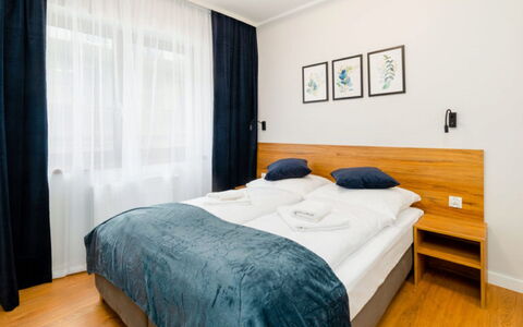 Karpatia: Möbel, Eigentum, Gebäude, Komfort, Azurblau, Holz, Vorhang, Interior Design, Fussboden, Wand