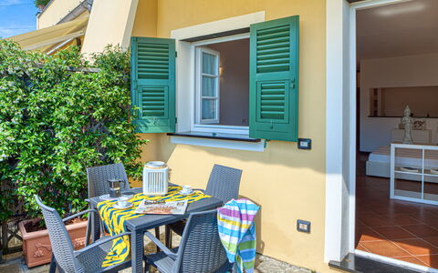 Villa Dell'erta - Levanto, Montale: Pflanze, Eigentum, Daytime, Tabelle, Gebäude, Möbel, Fenster, Blau, Grün, Azurblau