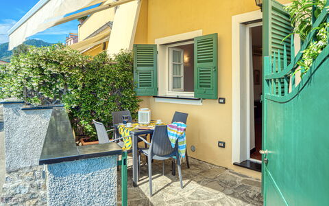 Villa Dell'erta - Levanto, Montale: Gebäude, Pflanze, Fenster, Daytime, Eigentum, Tür, Blau, Grün, Azurblau, Blumentopf