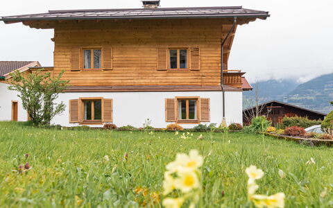 Haus Weickl: Blume, Pflanze, Gebäude, Eigentum, Fenster, Ökoregion, Himmel, Natürliche Landschaft, Haus, Grundstueck