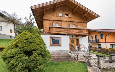 Haus Weickl: Pflanze, Himmel, Eigentum, Gebäude, Fenster, Grundstueck, Holz, Baum, Gras, Grundeigentum