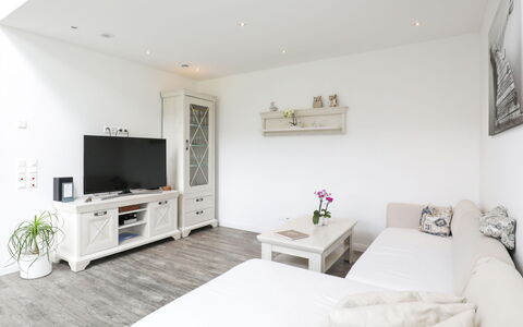Sonnenschein: Möbel, Eigentum, Cabinetry, Weiss, Couch, Komfort, Bilderrahmen, Tabelle, Beleuchtung, Interior Design