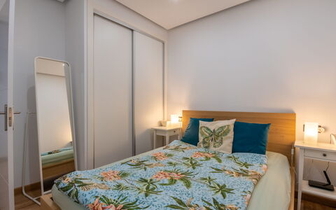 S'Illot-Cala Morlanda: Möbel, Eigentum, Gebäude, Komfort, Azurblau, Bettrahmen, Textil, Holz, Bett, Interior Design