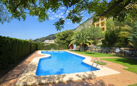 Residencial Jazmines: Himmel, Pflanze, Wasser, Natur, Azurblau, Baum, Schwimmbad, Gebäude, Schatten, Natürliche Landschaft