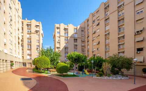 Essensacioneshome Los Almendros: Pflanze, Gebäude, Daytime, Himmel, Eigentum, Fenster, Urban Design, Tower Block, Biome, Nachbarschaft