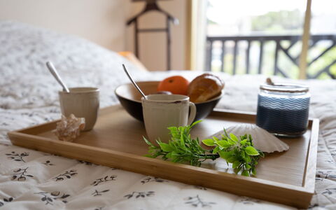 Les Princes: Essen, Geschirr, Dishware, Drinkware, Tasse, Tabelle, Holz, Teller, Zutat