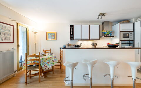 Les Princes: Bilderrahmen, Möbel, Tabelle, Azurblau, Holz, Zimmerpflanze, Flooring, Farbe, Fussboden, Wohnzimmer