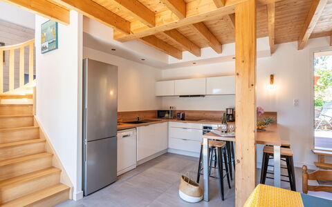 Ty Ar Bilie: Möbel, Tabelle, Cabinetry, Holz, Countertop, Küche, Stuhl, Wohnzimmer, Flooring, Strahl