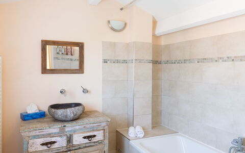La Discrete: Badewanne, Gebäude, Eigentum, Armatur, Badezimmerschrank, Azurblau, Holz, Badezimmer, Interior Design, Beleuchtung