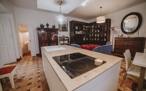 Posada La Casa Del Pintor: Braun, Spiegel, Möbel, Cabinetry, Countertop, Küche, Haushaltsgerät, Holz, Beleuchtung, Interior Design