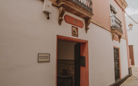 Posada La Casa Del Pintor: Eigentum, Gebäude, Holz, Tür, Nachbarschaft, Haus, Fassade, Tönungen Und Schatten, Flooring