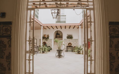 Posada La Casa Del Pintor: Gebäude, Pflanze, Baum, Kunst, Tönungen Und Schatten, Glas, Symmetrie, Fassade, Bogen, \Arkade
