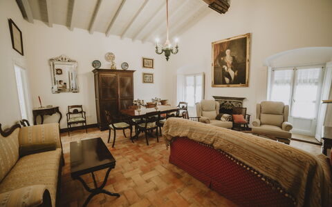 Posada La Casa Del Pintor: Bilderrahmen, Möbel, Tabelle, Eigentum, Stuhl, Gebäude, Holz, Beleuchtung, Interior Design, Wohnzimmer