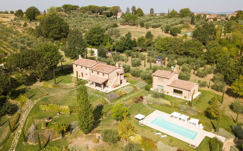 Fonte Della Chiana: Gebäude, Himmel, Eigentum, Pflanze, Baum, Grundstueck, Haus, Urban Design, Natürliche Landschaft, Nachbarschaft