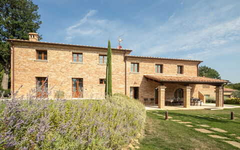 Fonte Della Chiana: Himmel, Wolke, Pflanze, Gebäude, Fenster, Baum, Haus, Grundstueck, Gras, Hütte
