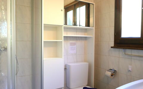 Chalet al Portic: Wand, Flooring, Armatur, Fussboden, Badezimmer, Interior Design, Bad Sink, Zimmer, Installation, Sinken