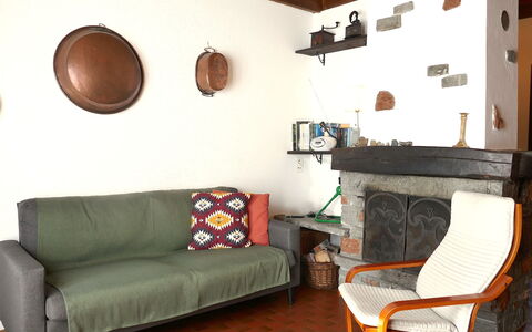 Chalet al Portic: Möbel, Wand, Flooring, Interior Design, Holz, Fussboden, Couch, Wohnzimmer, Zimmer, Beleuchtung