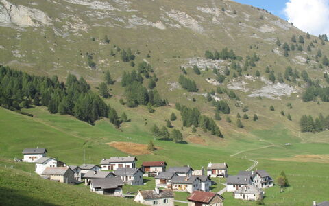 Chalet al Portic: Tabelle, Pflanze, Geschirr, Möbel, Himmel, Eigentum, Stuhl, Gartenmöbel, Tisch Im Freien, Interior Design