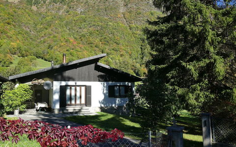 Chalet al Portic: Haus, Zuhause, Dach, Hütte, Die Architektur, Strauch, Landschaft, Ländliches Gebiet, Steigung, Bergstation