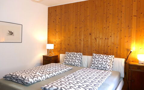 Chalet al Portic: Möbel, Interior Design, Holz, Bett, Schlafzimmer, Flooring, Fussboden, Textil, Bettdecke, Zimmer