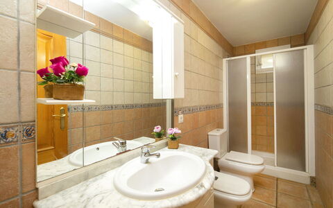 Solpadel: Armatur, Bad Sink, Sinken, Badezimmer, Interior Design, Flooring, Fussboden, Zapfhahn, Countertop, Installation
