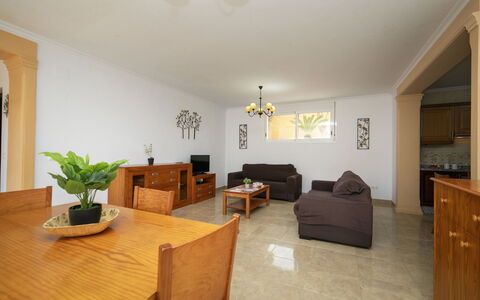 Villa Delfín: Möbel, Flooring, Interior Design, Fussboden, Decke, Holz, Couch, Tabelle, Zimmer, Wohnzimmer