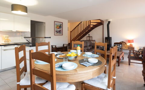 Les Jardins du Levant: Tabelle, Möbel, Eigentum, Geschirr, Stuhl, Holz, Bilderrahmen, Gebäude, Interior Design, Küche & Esszimmer Tisch