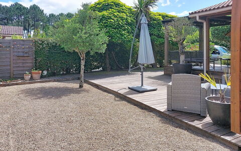Landais: Strauch, Garten, Auffahrt, Blumentopf, Flagstone, Walkway, Landscaping, Beton