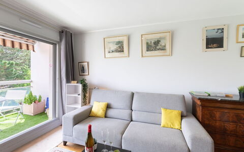 Arverna: Bilderrahmen, Eigentum, Tabelle, Couch, Pflanze, Möbel, Studio Couch, Fussboden, Wohnzimmer, Flooring