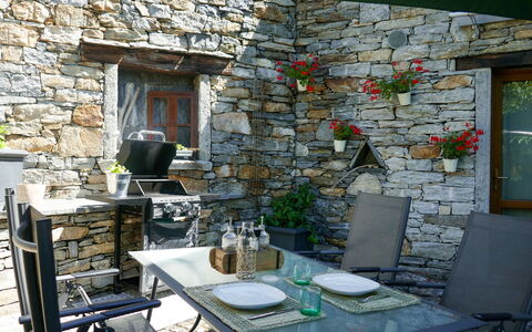 Open Space with Patio Lety: Tabelle, Möbel, Eigentum, Pflanze, Stuhl, Interior Design, Blumentopf, Zimmerpflanze, Gartenmöbel, Fenster