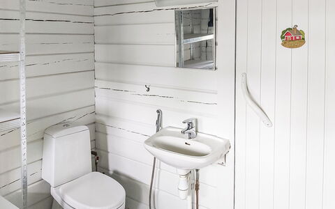 Villa Koivumäki: Armatur, Toilleten Sitz, Badezimmer, Flooring, Toilette, Fussboden, Sinken, Installation, Bad Sink, Zapfhahn