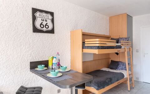 Les Vagues: Tabelle, Möbel, Eigentum, Gebäude, Komfort, Haus, Interior Design, Wohnzimmer, Couch, Regale