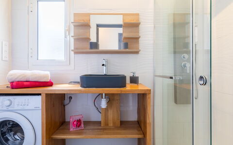 L'Auteuil: Cabinetry, Eigentum, Möbel, Gebäude, Tabelle, Holz, Spiegel, Regale, Zapfhahn, Interior Design