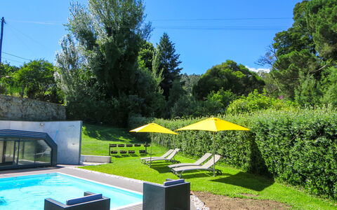 Da Maria: Pflanze, Himmel, Eigentum, Natur, Schatten, Baum, Gartenmöbel, Schwimmbad, Gebäude, Tabelle