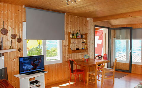 Baita Monti di Piazzogna: Eigentum, Möbel, Holz, Interior Design, Wohnzimmer, Flooring, Fussboden, Wand, Hartholz, Tabelle