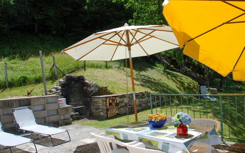 Baita Monti di Piazzogna: Tabelle, Pflanze, Möbel, Regenschirm, Pflanzengemeinschaft, Tisch Im Freien, Stuhl, Schatten, Gartenmöbel, Baum