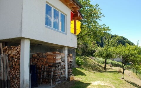 Baita Monti di Piazzogna: Pflanze, Eigentum, Gebäude, Himmel, Fenster, Holz, Schatten, Baum, Grundstueck, Hütte