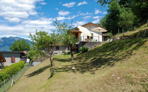 Baita Monti di Piazzogna: Wolke, Himmel, Pflanze, Eigentum, Ökoregion, Baum, Natürliche Landschaft, Hochland, Gebäude, Steigung