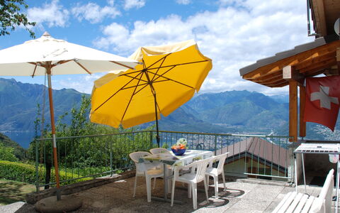 Baita Monti di Piazzogna: Wolke, Himmel, Tabelle, Möbel, Pflanze, Natur, Azurblau, Schatten, Wasser, Gartenmöbel