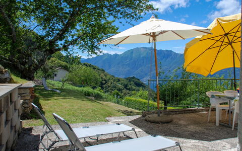 Baita Monti di Piazzogna: Pflanze, Tabelle, Eigentum, Wolke, Himmel, Pflanzengemeinschaft, Natur, Botanik, Schatten, Gartenmöbel